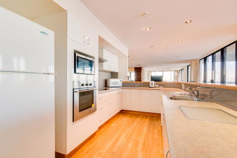 Pacific Towers Beach Resort - Accommodation Whitsundays 18
