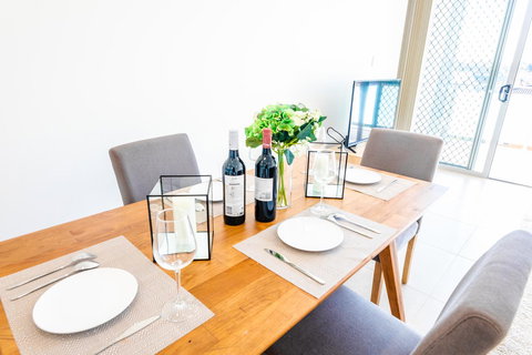 Near Train Station, New 2 BR Apt/free Parking - Accommodation Whitsundays 4