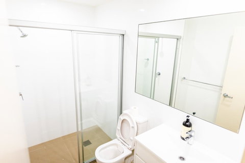 Near Train Station, New 2 BR Apt/free Parking - Accommodation Whitsundays 29