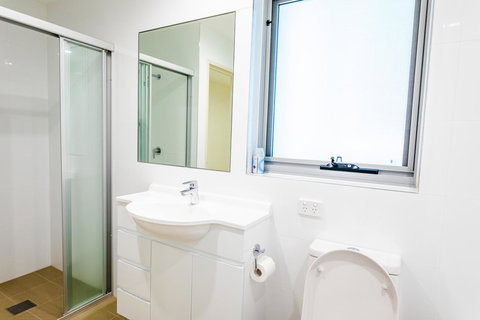 Near Train Station, New 2 BR Apt/free Parking - Accommodation Whitsundays 30