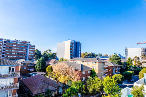 Near Train Station, New 2 BR Apt/free Parking - Accommodation Whitsundays 38