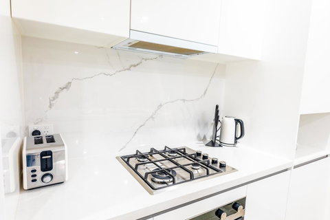 Near Train Station, New 2 BR Apt/free Parking - Accommodation Whitsundays 13