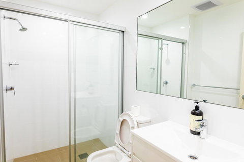 Near Train Station, New 2 BR Apt/free Parking - Accommodation Whitsundays 33