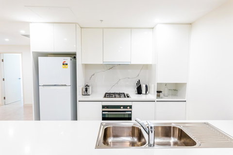 Near Train Station, New 2 BR Apt/free Parking - Accommodation Whitsundays 14