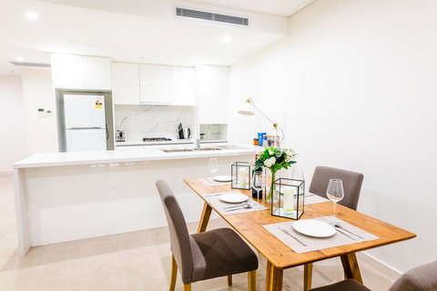 Near Train Station, New 2 BR Apt/free Parking - Accommodation Whitsundays 5
