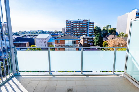 Near Train Station, New 2 BR Apt/free Parking - Accommodation Whitsundays 37