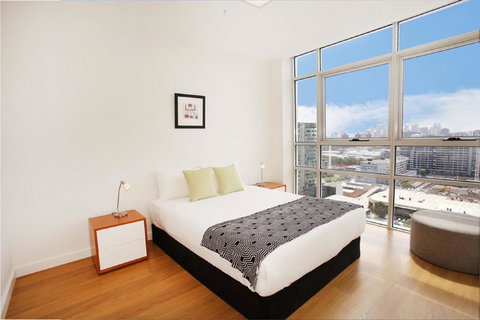Gadigal Groove - Modern And Bright 3BR Executive Apartment In Zetland With Views - Accommodation Whitsundays 5