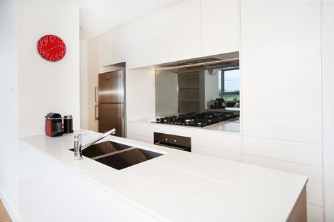 Gadigal Groove - Modern And Bright 3BR Executive Apartment In Zetland With Views - Accommodation Whitsundays 3