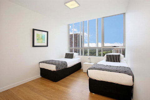 Gadigal Groove - Modern And Bright 3BR Executive Apartment In Zetland With Views - Accommodation Whitsundays 6