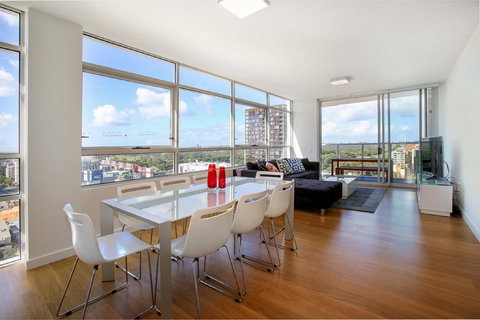Gadigal Groove - Modern And Bright 3BR Executive Apartment In Zetland With Views - Accommodation Whitsundays 1