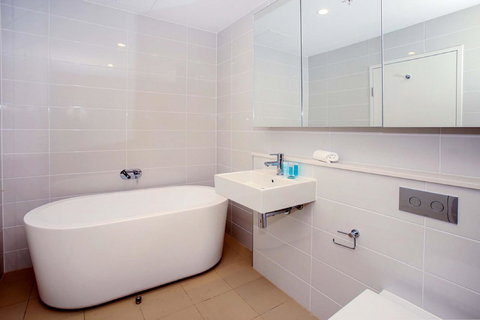 Gadigal Groove - Modern And Bright 3BR Executive Apartment In Zetland With Views - Accommodation Whitsundays 8