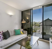 Bright Modern Apartment w Parking and Gym Near CBD - Accommodation Whitsundays
