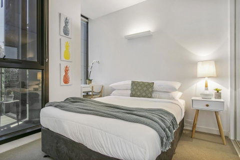 Bright Modern Apartment W Parking And Gym Near CBD - Accommodation Whitsundays 2
