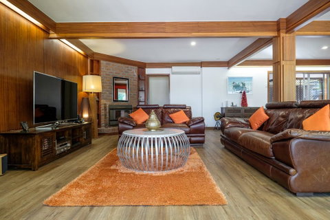 Brookfield Retreat - Large Holiday Home / Group Accommodation - Accommodation Whitsundays 2