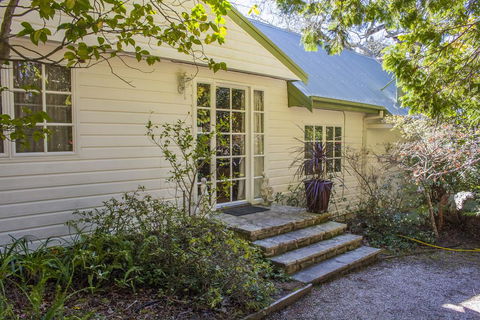 Bygone Beautys Cottages - Bronte Cottage - Accommodation Whitsundays 1
