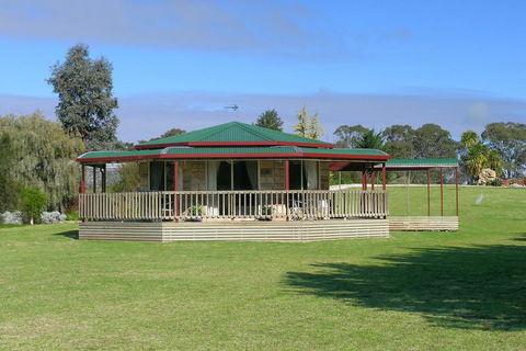 Carolynnes Cottages - Accommodation Whitsundays 0