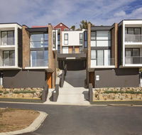Chilam 'B' - Sophisticated style with views to the lake  mountains - Accommodation Whitsundays