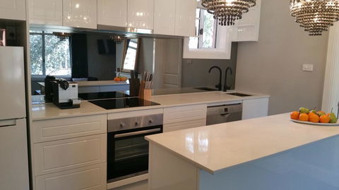 City Life Apartment-full Kitchen & Separate Bedroom - Accommodation Whitsundays 2