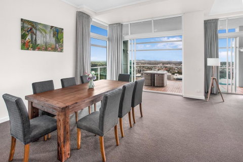 City-Centre Apartment With River Views And Balcony - Accommodation Whitsundays 3