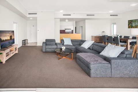 City-Centre Apartment With River Views And Balcony - Accommodation Whitsundays 0