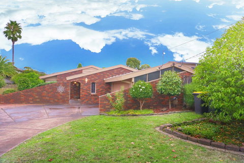 Classic Double Brick Garden House - Accommodation Whitsundays 0