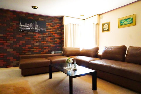 Classic Double Brick Garden House - Accommodation Whitsundays 3
