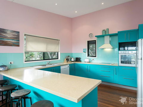 Colours Of Cylinder - Accommodation Whitsundays 3