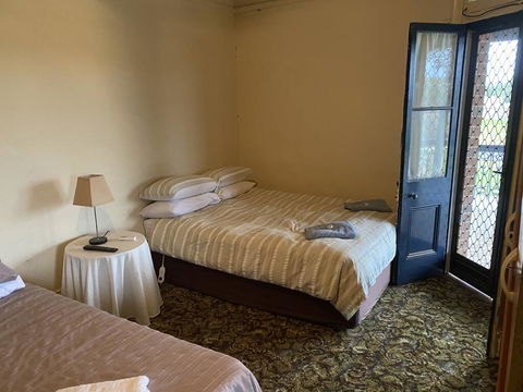 Commercial Hotel Curlewis - Accommodation Whitsundays 2