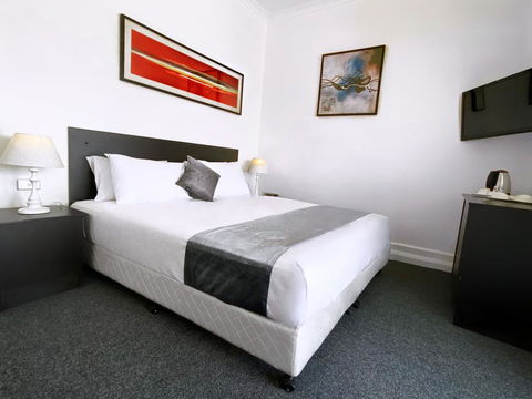 Commercial Hotel Hay - Accommodation Whitsundays 0