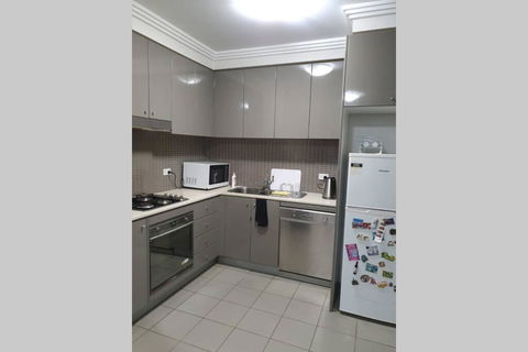 Convenient One Bedroom Apartment Close To City - Accommodation Whitsundays 2