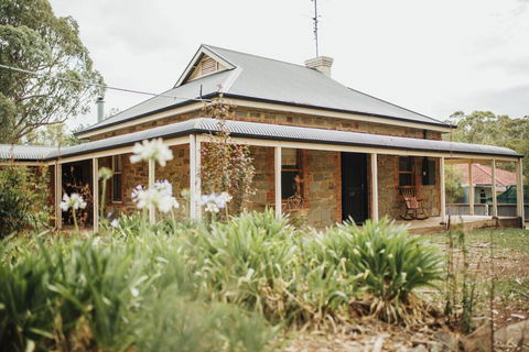 Cooke Cottage - Accommodation Whitsundays 0