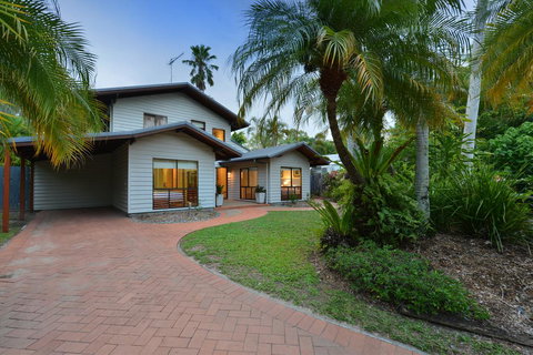 Coral Gardens Port Douglas - Accommodation Whitsundays 2