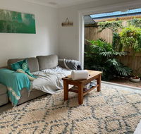 Cosy Backyard Apartment Close To Miami Beach - Accommodation Whitsundays