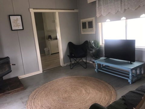 Cosy Country Cottage With AirCon - Accommodation Whitsundays 0