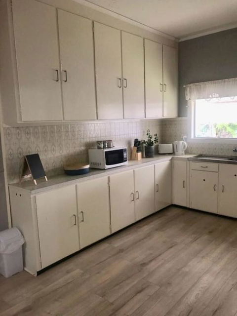 Cosy Country Cottage With AirCon - Accommodation Whitsundays 3