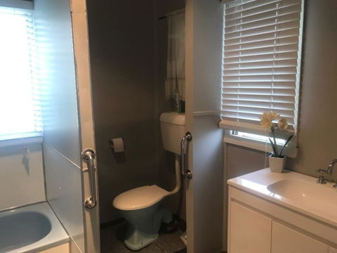 Cosy Country Cottage With AirCon - Accommodation Whitsundays 2
