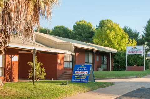 Country Roads Motor Inn - Accommodation Whitsundays 2