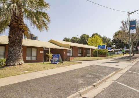 Country Roads Motor Inn - Accommodation Whitsundays 0