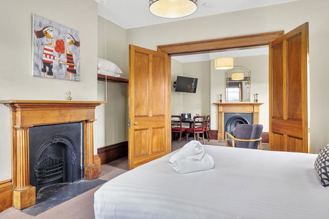 Cromwell Apartment - 3 Red Doors Battery Point - Accommodation Whitsundays 3