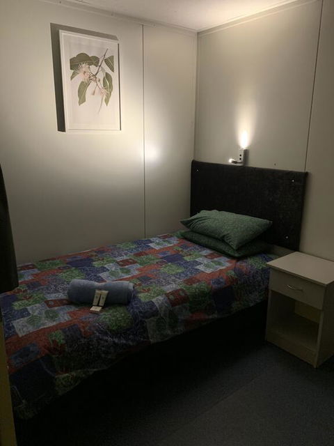 Cue Motel - Accommodation Whitsundays 1
