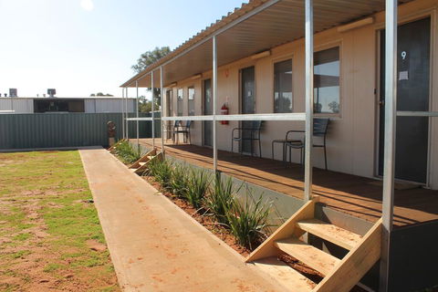 Cue Motel - Accommodation Whitsundays 2