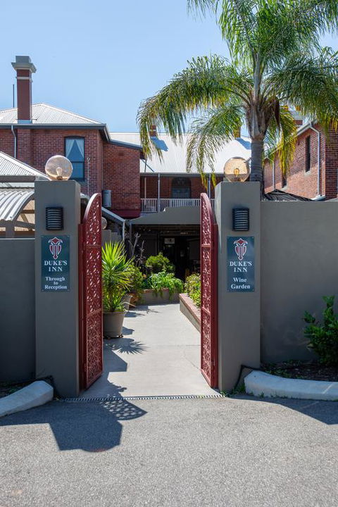 Duke's Inn - Accommodation Whitsundays 3