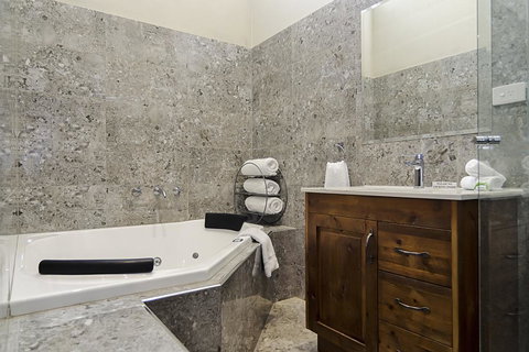 Eagle Foundry Bed & Breakfast - Accommodation Whitsundays 1