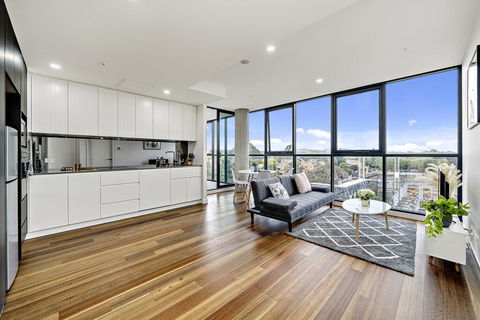 Executive City-centre Apartment With Parking - Accommodation Whitsundays 0