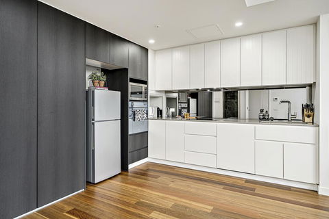 Executive City-centre Apartment With Parking - Accommodation Whitsundays 2