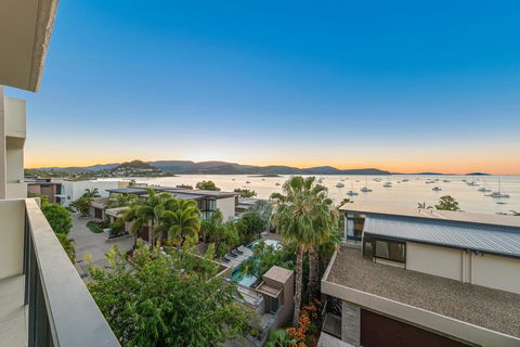 Executive On Whisper Bay - Cannonvale - Accommodation Whitsundays 2