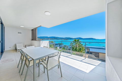 Executive On Whisper Bay - Cannonvale - Accommodation Whitsundays 1