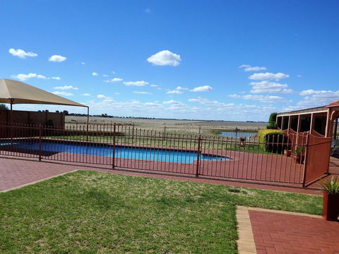 Fairways Bed & Breakfast At Jerilderie - Accommodation Whitsundays 1