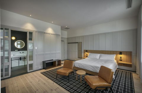 Farmers Home Hotel - Accommodation Whitsundays 2