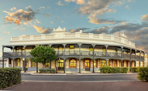 Farmers Home Hotel - Accommodation Whitsundays 0